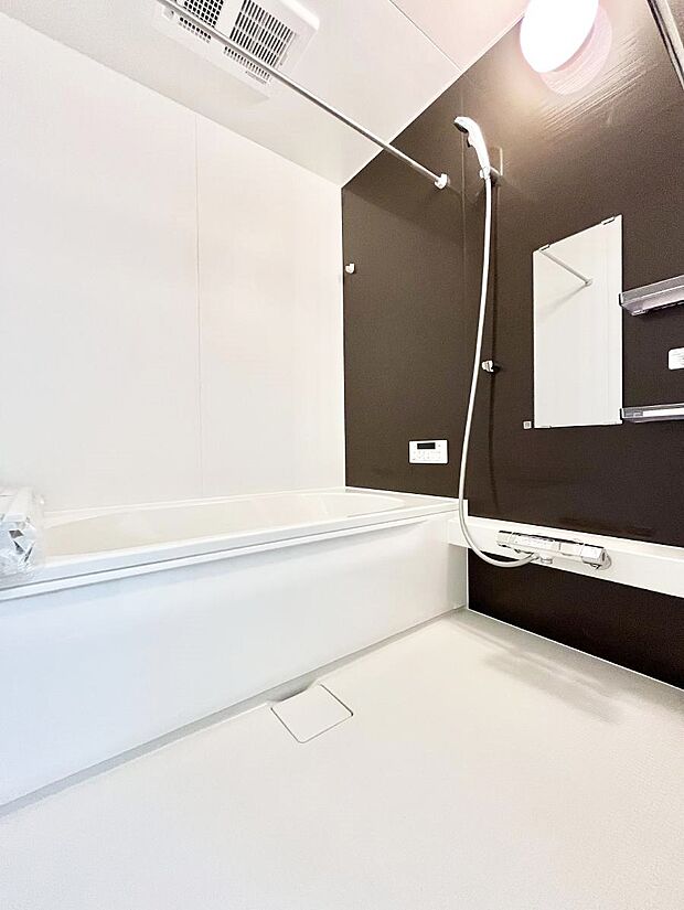 〜Bath Room〜　足を伸ばして入浴することが可能！一日の疲れを癒す貴重なバスタイムです。お子様とご一緒でも十分な広さなので、リビングとは違った家族団欒のひと時をお楽しみいただけます。