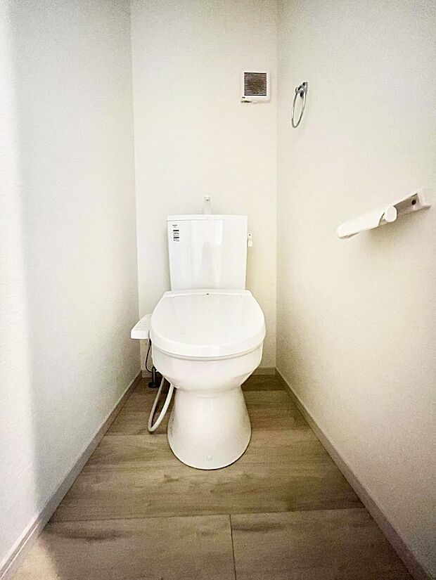 〜Toilet〜　綺麗・スッキリ・快適なウォシュレット付トイレでくつろげる空間です。トイレは毎日使わざるを得ないもの。いつも清潔を保ちたいですね。トイレが2ヶ所あるので朝の混雑時に便利です！
