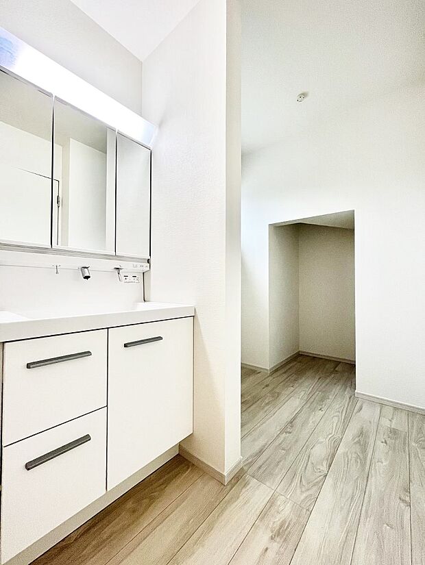 〜Dressing Room〜　十分な大きさの洗面台は収納もさる事ながら、身だしなみチェックや歯磨きなど、朝の慌ただしい時間でもホテルライクなスペースで余裕とゆとりを感じて頂けます。