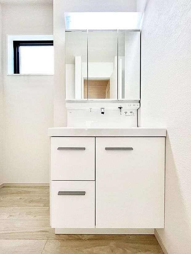 〜Dressing Room〜　暗くなりがちな洗面所も窓があると採光と換気が可能なので気持ちよくお使い頂けます。三面鏡タイプの洗面台は鏡裏収納で散らかりがちな洗面所もスッキリ♪