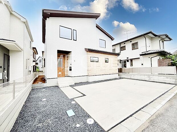 〜Exterior〜　閑静な住宅地で子育て家族にピッタリ。毎日のお散歩も快適な緑に恵まれたエリアで、自然に包まれた穏やかな暮らしを実現するための、ゆとりある住環境が整っています。