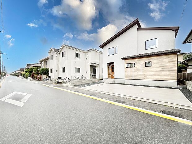 〜Exterior〜　前面道路：北西 8m 公道　前面道路は閑静な住宅地をはしる車通りの少ない道路。駐車の出し入れもらくらくです！ご不明点・現地見学のご希望は、お気軽にお問い合わせください！  