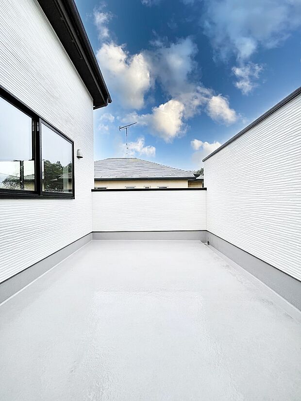 〜Balcony〜  バルコニーは温かい陽がさしこみ、お布団や洗濯物を気持ちよく干すことができます。  使いやすく開放的なバルコニーです♪陽ざしがたっぷり降り注ぐ、バルコニー付き住まい。  