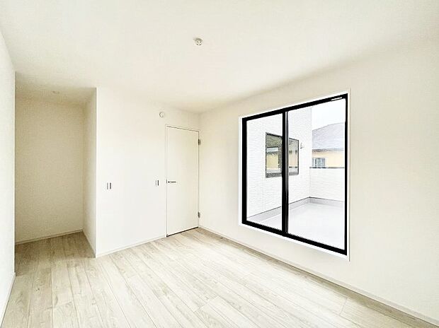 〜Bed Room〜  「今日も一日お疲れ様」とご夫婦でゆったりくつろげる寝室。  毎日の家事やお仕事に疲れた日はフカフカのベットで癒されてください。本棚をおいても快適な広さが自慢♪