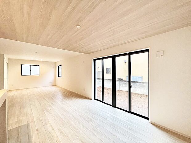 〜Living〜　飽きの来ないシンプルでおしゃれなLDK。大きな窓から日差しが差し込むので室内も明るく、家族の憩いの場としてピッタリです。開放感と日当たりの良さを是非ご覧ください！