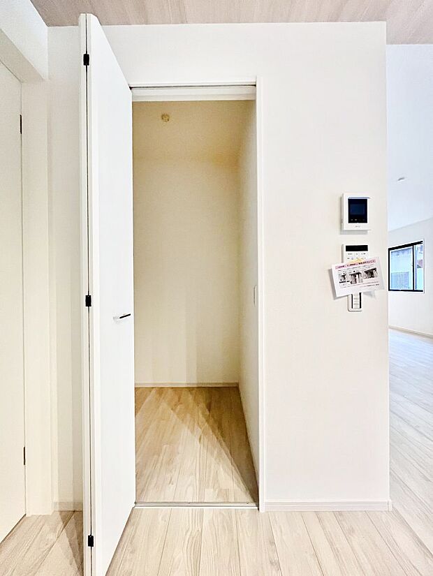 リビングにあるウォークインクローゼット。キッチン収納としても使えます。