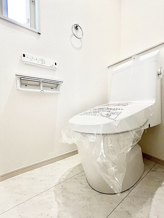 清潔感あるシャワートイレ。小窓から光が注ぎ込みます!