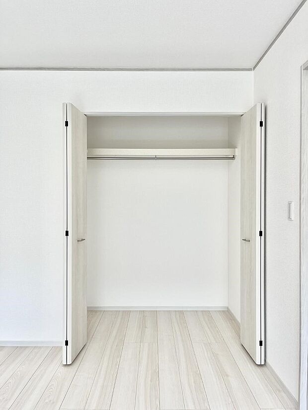 洋室のクローゼット。奥行きがあるので厚手の衣類もすっきり収まります。