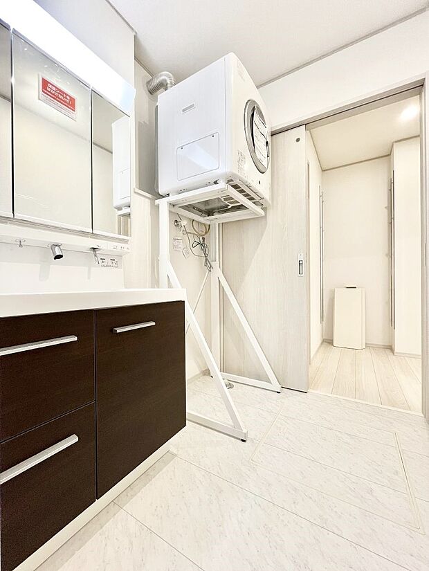 洗面所はゆとりのあるスペースで、身支度や入浴後のスキンケアも心に余裕をもってできそうです。