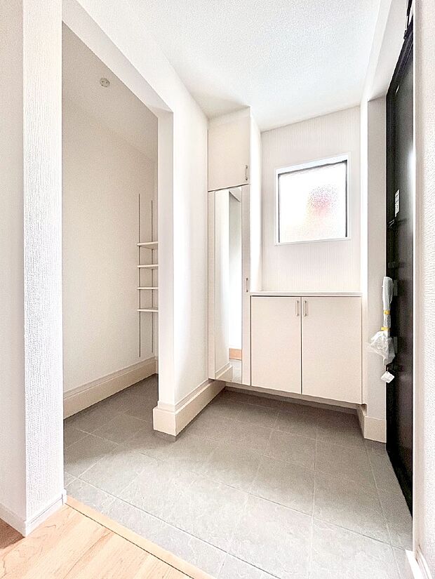 〜Entrance〜　下駄箱ミラー付なので、お出かけ前の身だしなみチェックに◎♪玄関はお客様をお出迎えする一番最初の場所、帰ってくる時に入る最初の場所。そんな場所だからこそ、より良い空間に…♪