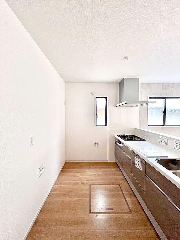 〜Kitchen〜　自然光が入る窓のあるキッチン☆毎日使う場所だからこそ、使い勝手を考慮しました。ゆったりとしたキッチンコーナーは質感豊かな仕上がりとなっております。