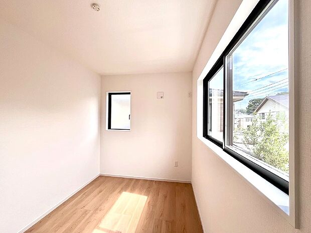 〜Bed Room〜　2面採光を確保した明るい室内は、風通しも良く、大変居心地の良い空間となっております。爽やかな風を感じて起きる朝は、快適生活の始まりに！日当たりや通風がとても良い住まい♪