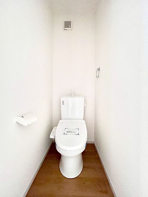 〜Toilet〜　綺麗・スッキリ・快適なウォシュレット付トイレでくつろげる空間です。トイレは毎日使わざるを得ないもの。いつも清潔を保ちたいですね。トイレが2ヶ所あるので朝の混雑時に便利です！