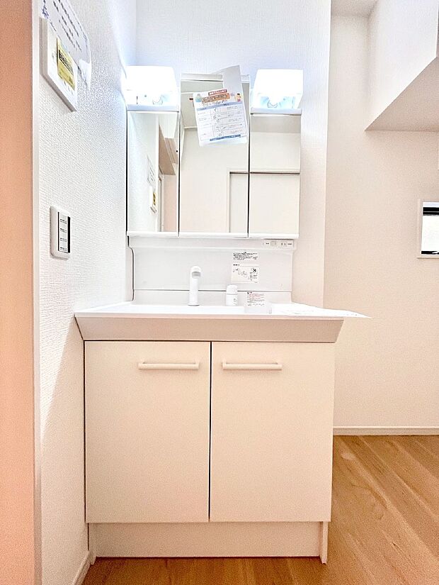 〜Dressing Room〜  清潔感溢れる色合いで統一されていると、スッキリと整った印象をうけます。  鏡の裏にはたっぷりと収納スペースを標準装備！  水廻りは、シンプルかつ機能性を重視して。