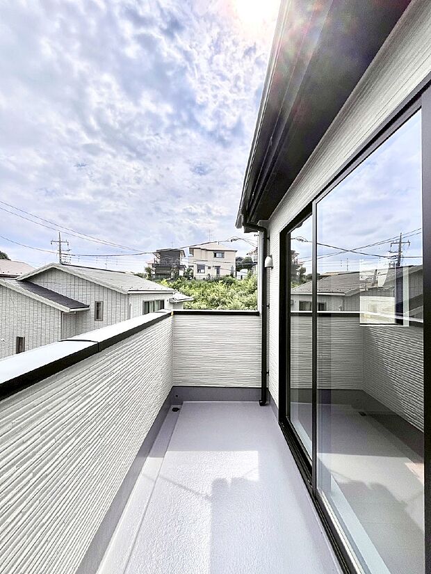 〜Balcony〜　南向きのバルコニーの前には雲以外に太陽を遮るものがありません。お洗濯物も乾きやすく、何より明るく気持ちのいい光が入ってきます。使いやすく開放的なバルコニーです♪