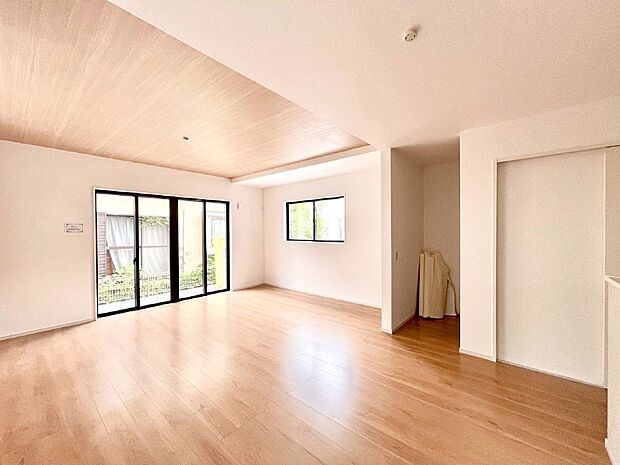 〜Living〜　豊かな陽光がこの場所を照らしだす。光溢れるこの空間はみんなの笑顔が集う場所、時を忘れ、つきることのないたわいもない会話を楽しむ時間、たくさんの思いが綴られる場所。