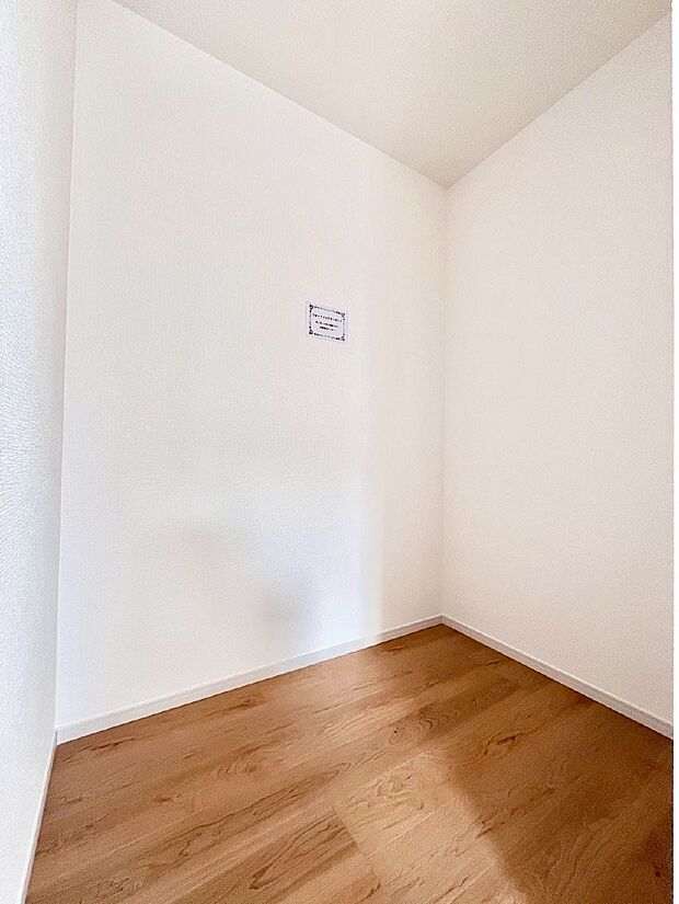 〜Walk-in Closet〜　必要なものやコーディネートを一覧して確認でき、身支度や準備が短時間で済むウォークインクローゼットを設置しました。家の中をすっきりとさせる便利な収納スペースです。