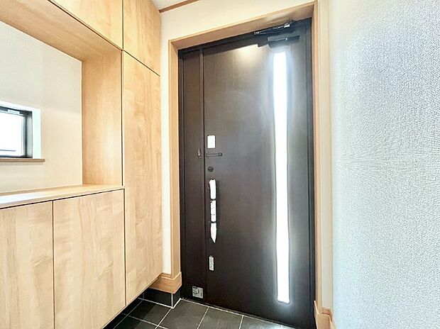 ◆2号棟◆〜Entrance〜 家の中でお客様を迎える最初の場所である玄関は、家の印象そのものです!豊富な玄関収納で、常に綺麗に保つことが出来ます♪玄関にはたっぷり収納の下駄箱を完備!