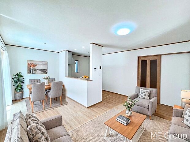 ◆2号棟◆〜Living〜 家族の食事や団らんのほか、子どもを遊ばせたり、友人を招いたりするLDKは住まいの中心。長時間過ごす場所だから、その空間は住まい全体の居心地を左右します。 ※家具はCGです