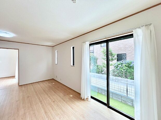 ◆2号棟◆〜Living〜 飽きの来ないシンプルでおしゃれなLDK。大きな窓から日差しが差し込むので室内も明るく、家族の憩いの場としてピッタリです。開放感と日当たりの良さを是非ご覧ください!