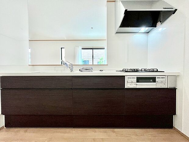 ◆2号棟◆〜Kitchen〜 広くて使いやすいキッチンなら家族でいっしょに料理をつくったり、後片付けも手間なくできちゃいます♪収納もたっぷりあるので、いつもすっきりと清潔な印象を保てます。