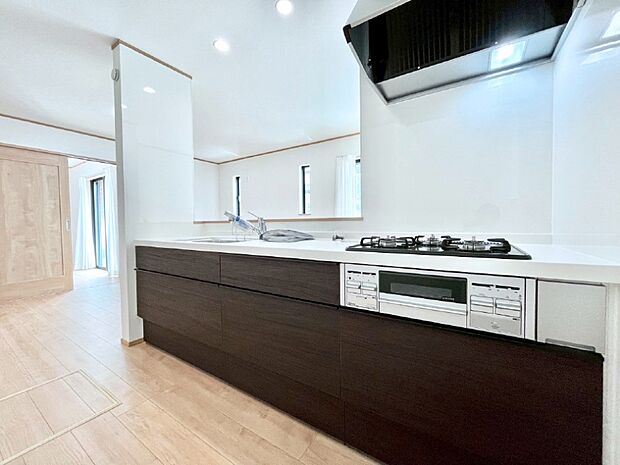 ◆2号棟◆〜Kitchen〜 「さぁ今日は何を作ろう」こんなキッチンなら思いっきり料理ができちゃいます。キッチンからはリビングが一望できます。家族がつながるお家がここにございます。