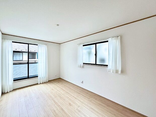 ◆2号棟◆〜Bed Room〜　2面採光を確保した明るい室内は、風通しも良く、大変居心地の良い空間となっております。爽やかな風を感じて起きる朝は、快適生活の始まりに！日当たりや通風がとても良い住まい♪