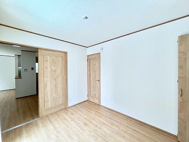 ◆2号棟◆〜Bed Room〜 木の温もりがやさしいフローリングは安らぎをもたらすプライベート空間。明るめのフローリングですので、壁紙ともマッチし、お部屋を更に広く見せてくれる効果も。