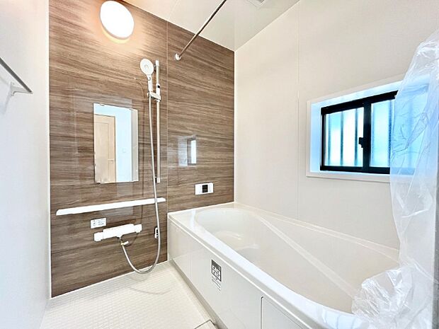 ◆2号棟◆〜Bath Room〜  窓付きのバスルーム。  陽射し差し込む明るい環境は、日中の入浴も気持ち良くお使い頂けそうです。  また、浴室乾燥機も完備しております。  換気環境も良好です。