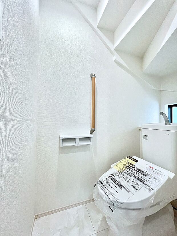 ◆2号棟◆〜Toilet〜　清潔感のある水回り♪トイレはウォシュレット付きです◎トイレは毎日使わざるを得ないもの。いつも清潔を保ちたいですね。トイレが2ヶ所あるので朝の混雑時に便利です！