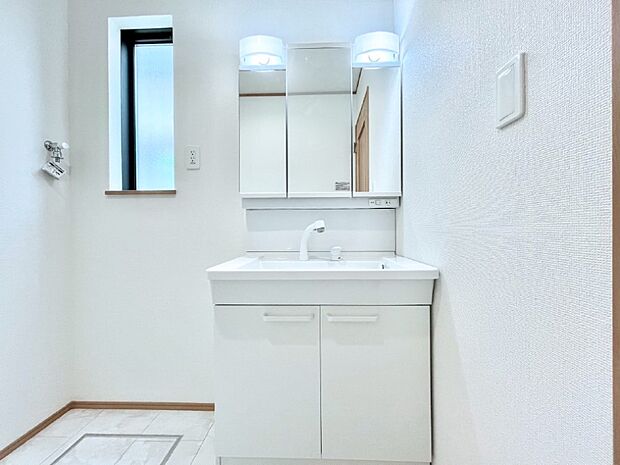 ◆2号棟◆〜Dressing Room〜  清潔感溢れる色合いで統一されていると、スッキリと整った印象をうけます。 鏡の裏にはたっぷりと収納スペースを標準装備！水廻りは、シンプルかつ機能性を重視して。