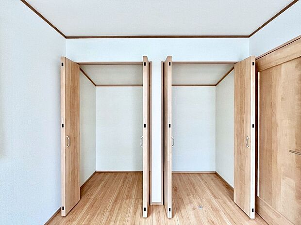 ◆2号棟◆〜Closet〜 壁面クローゼットがあればタンスを置く必要がなく、出っ張りのないスッキリ空間を維持できます。限られたスペースを有効に活用できそう。衣類や趣味の品などたっぷり収納出来ますね♪
