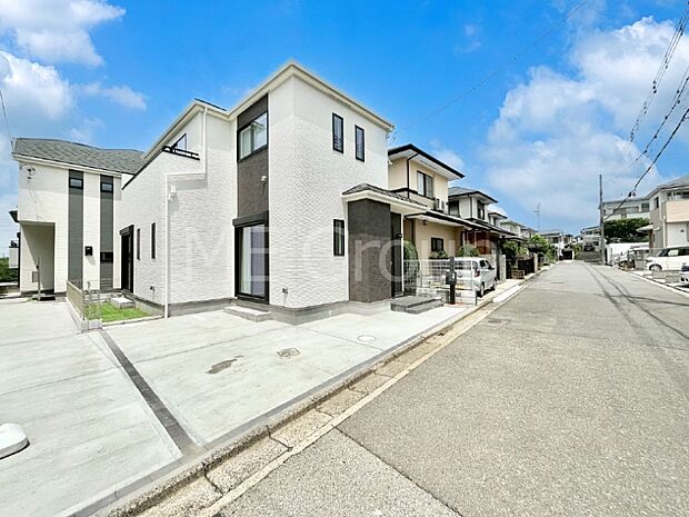 〜Exterior〜 前面道路:東 6.01m 公道 前面道路は閑静な住宅地をはしる車通りの少ない道路。駐車の出し入れもらくらくです!ご不明点・現地見学のご希望は、お気軽にお問い合わせください!