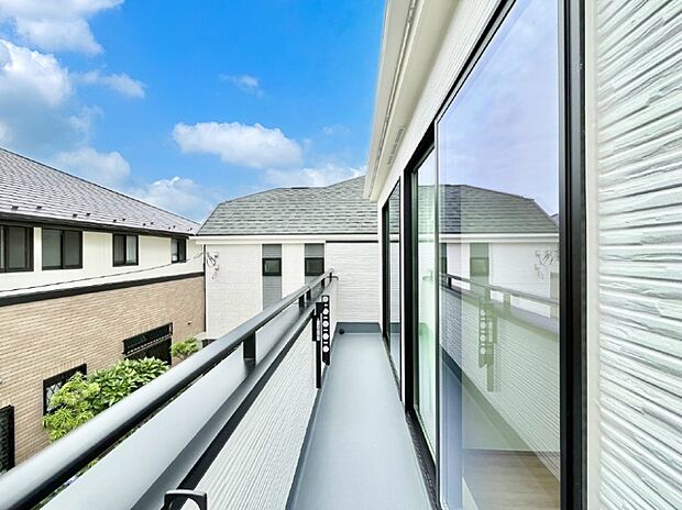 ◆2号棟◆〜Balcony〜 南向きのバルコニーの前には雲以外に太陽を遮るものがありません。お洗濯物も乾きやすく、何より明るく気持ちのいい光が入ってきます。家族全員分の洗濯物も一気に干せます。
