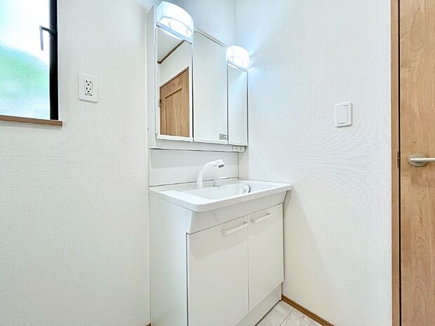 ◆2号棟◆〜Dressing Room〜 十分な大きさの洗面台は収納もさる事ながら、身だしなみチェックや歯磨きなど、朝の慌ただしい時間でもホテルライクなスペースで余裕とゆとりを感じて頂けます。