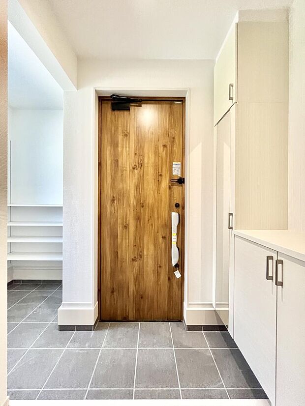 〜Entrance〜　玄関は家の顔といわれますが我が家のセンスをさりげなく感じさせる魅力ある玄関造りも楽しみの一つ。帰宅する度に家族がほっとできる心地よい空間造りも大切ですね♪