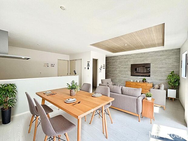 〜Living〜 家族の会話や笑顔が行き交うリビングです。子供が走ってる姿を見ながら、大きなソファやダイニングテーブルでゆったり食事をしたりくつろぎたい♪そんな夢が叶えられる空間です!※家具はCGです