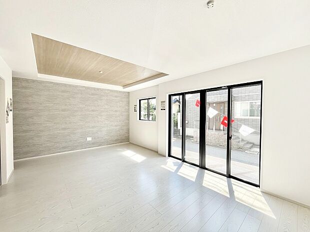 〜Living〜 飽きの来ないシンプルでおしゃれなLDK。大きな窓から日差しが差し込むので室内も明るく、家族の憩いの場としてピッタリです。開放感と日当たりの良さを是非ご覧ください!