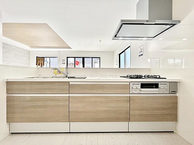 〜Kitchen〜　広くて使いやすいキッチンなら家族でいっしょに料理をつくったり、後片付けも手間なくできちゃいます♪収納もたっぷりあるので、いつもすっきりと清潔な印象を保てます。