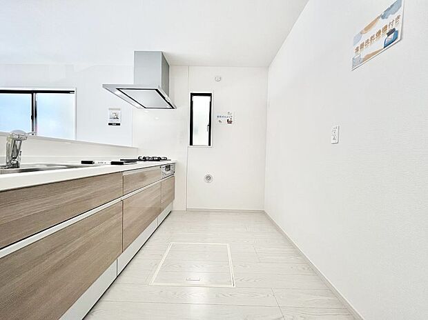 〜Kitchen〜 自然光が入る窓のあるキッチン☆毎日使う場所だからこそ、使い勝手を考慮しました。ゆったりとしたキッチンコーナーは質感豊かな仕上がりとなっております。