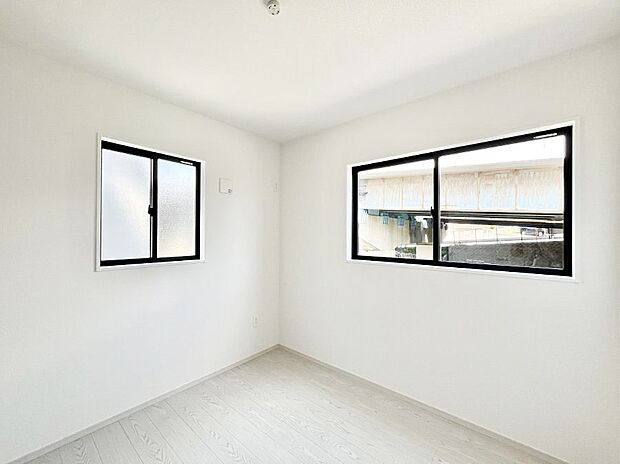 〜Bed Room〜　2面採光を確保した明るい室内は、風通しも良く、大変居心地の良い空間となっております。爽やかな風を感じて起きる朝は、快適生活の始まりに！日当たりや通風がとても良い住まい♪