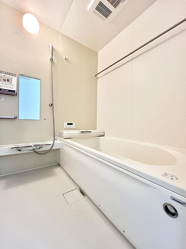 〜Bath Room〜 足を伸ばして入浴することが可能!一日の疲れを癒す貴重なバスタイムです。お子様とご一緒でも十分な広さなので、リビングとは違った家族団欒のひと時をお楽しみいただけます。