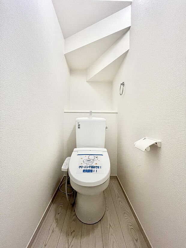 〜Toilet〜 綺麗・スッキリ・快適なウォシュレット付トイレでくつろげる空間です。トイレは毎日使わざるを得ないもの。いつも清潔を保ちたいですね。トイレが2ヶ所あるので朝の混雑時に便利です!