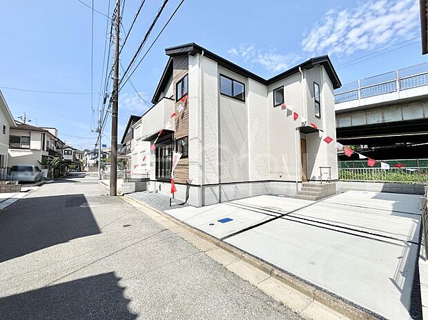 〜Exterior〜　前面道路：南東 5m 公道　前面道路は閑静な住宅地をはしる車通りの少ない道路。駐車の出し入れもらくらくです！ご不明点・現地見学のご希望は、お気軽にお問い合わせください！
