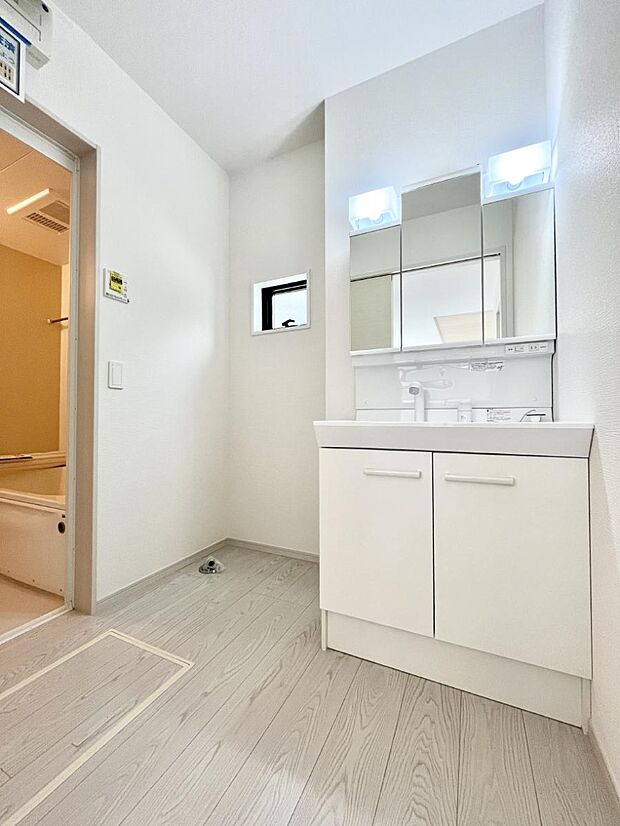 〜Dressing Room〜 暗くなりがちな洗面所も窓があると採光と換気が可能なので気持ちよくお使い頂けます。三面鏡タイプの洗面台は鏡裏収納で散らかりがちな洗面所もスッキリ♪