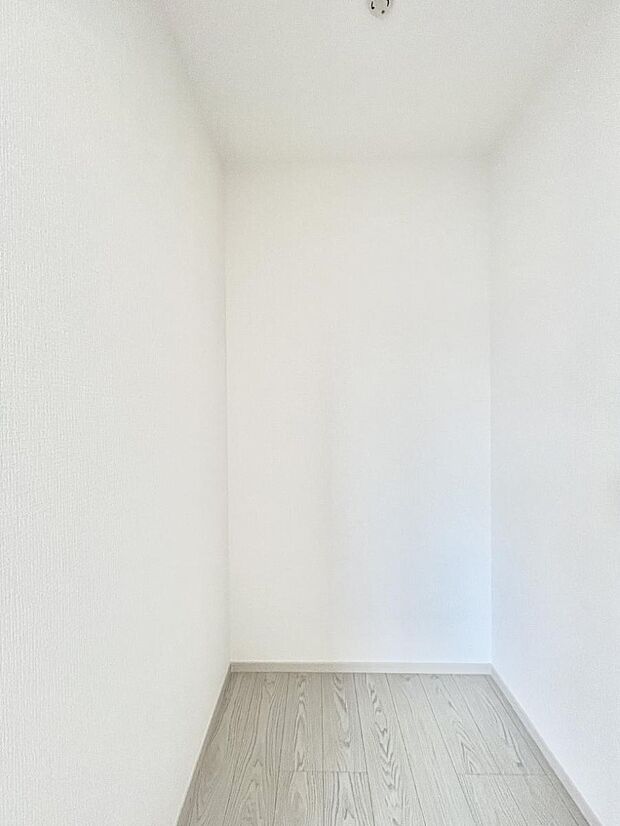 〜Walk-in Closet〜 必要なものやコーディネートを一覧して確認でき、身支度や準備が短時間で済むウォークインクローゼットを設置しました。家の中をすっきりとさせる便利な収納スペースです。