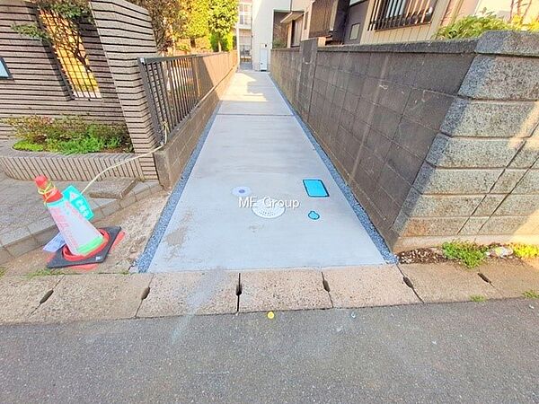 ～Parking～　駐車場3台置けます！(車種による)自転車置き場や物置場として、お子様の遊ぶスペースとして、ゆとりある敷地だからこそ可能な多用途にご利用いただけるスペースです。