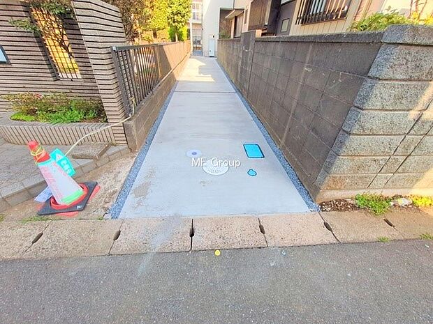 〜Parking〜 駐車場3台置けます!(車種による)自転車置き場や物置場として、お子様の遊ぶスペースとして、ゆとりある敷地だからこそ可能な多用途にご利用いただけるスペースです。