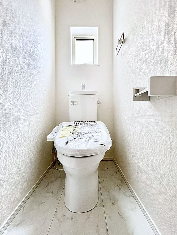 ◆1号棟◆〜Toilet〜　清潔感のある水回り♪トイレはウォシュレット付きです◎トイレは毎日使わざるを得ないもの。いつも清潔を保ちたいですね。トイレが2ヶ所あるので朝の混雑時に便利です！