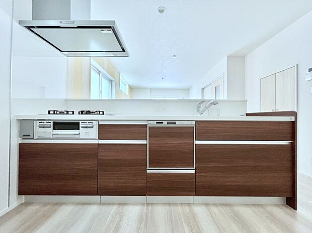 ◆2号棟◆~Kitchen~ 『料理中も子供の成長を見逃さない』。使いやすくスタイリッシュなカウンターキッチンには、その開放感もさることながら『お子様を見守りながら』の安心感があります。